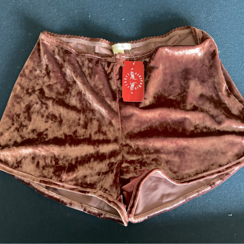 Bozzolo Velvety fun little sleep Shorts in Martin:burgundy! See pic for details